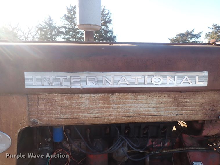 image for item DQ3874 1958 International 560  tractor