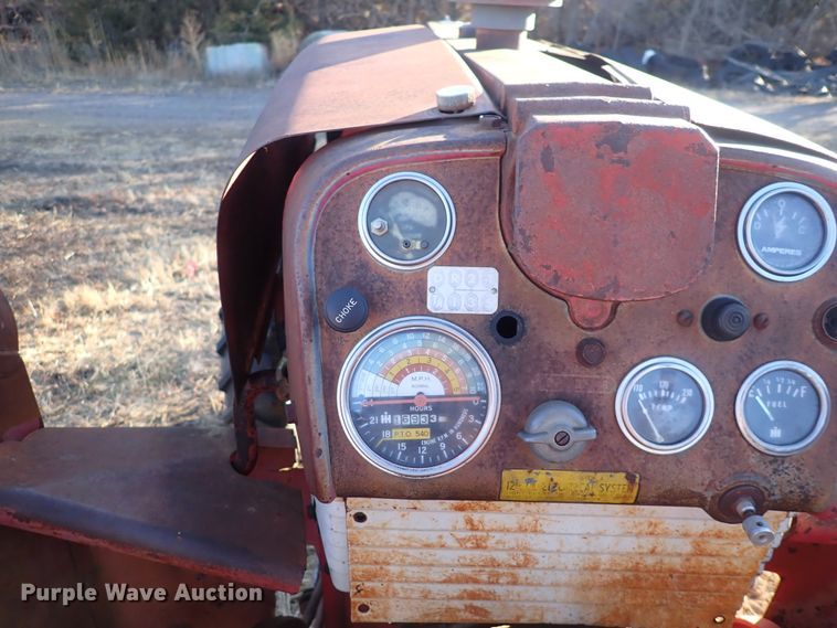 image for item DQ3874 1958 International 560  tractor