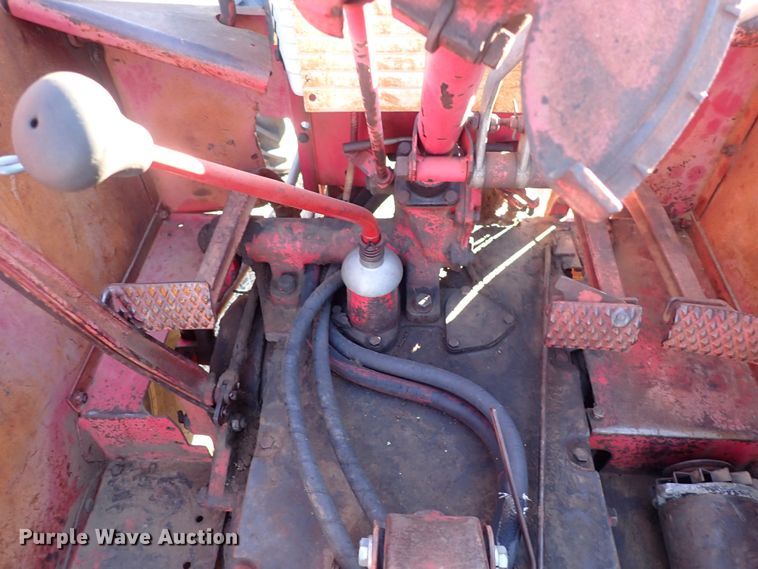 image for item DQ3874 1958 International 560  tractor