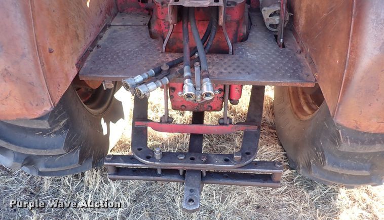 image for item DQ3874 1958 International 560  tractor