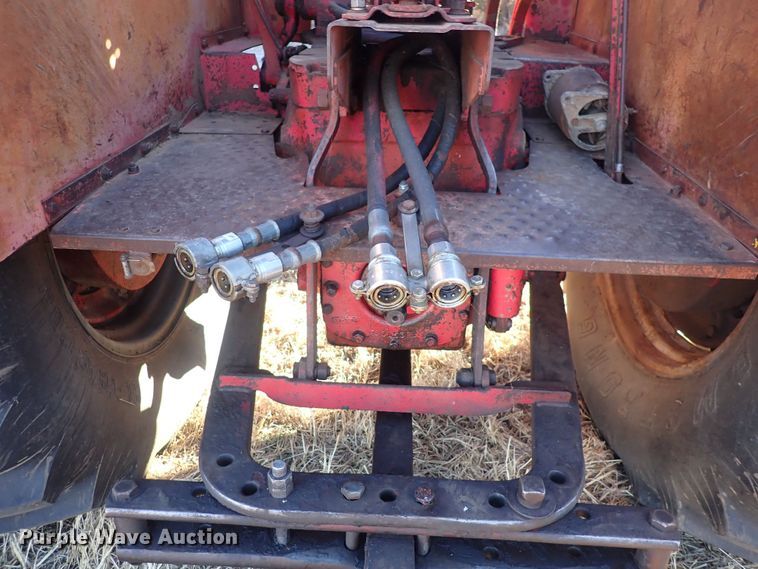 image for item DQ3874 1958 International 560  tractor