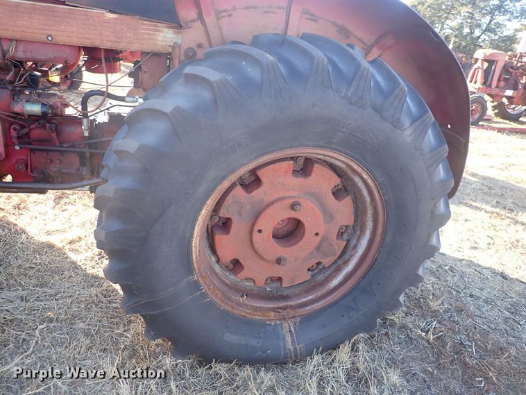 image for item DQ3874 1958 International 560  tractor