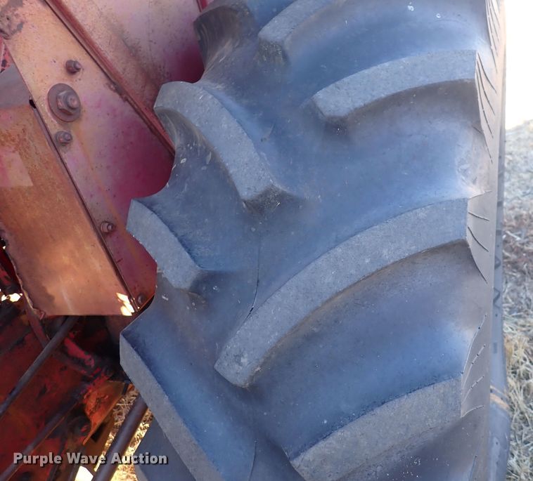 image for item DQ3874 1958 International 560  tractor