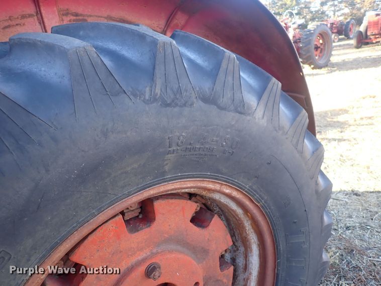 image for item DQ3874 1958 International 560  tractor