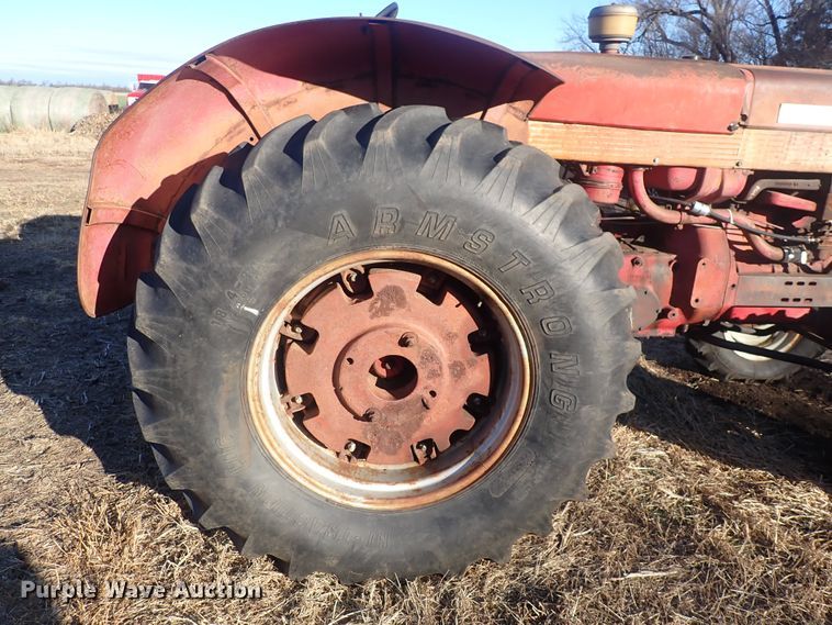 image for item DQ3874 1958 International 560  tractor