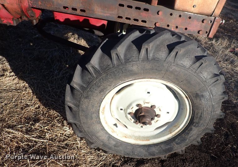 image for item DQ3874 1958 International 560  tractor