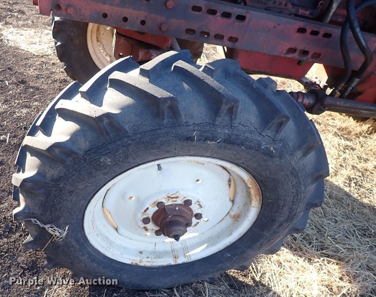 image for item DQ3874 1958 International 560  tractor