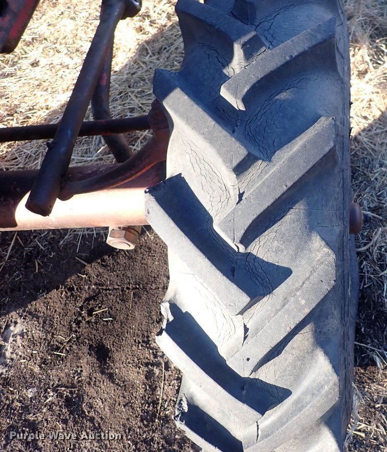 image for item DQ3874 1958 International 560  tractor