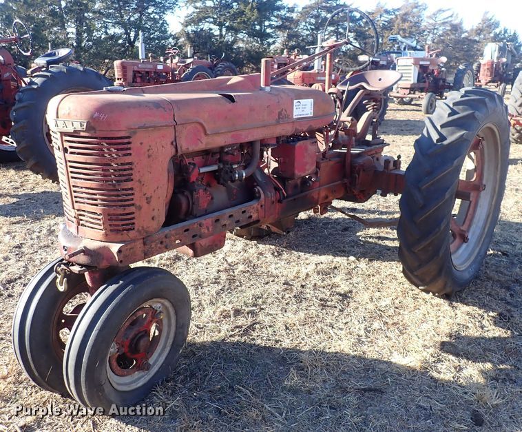 image for item DQ3877 1944 International Harvester Farmall H  tractor
