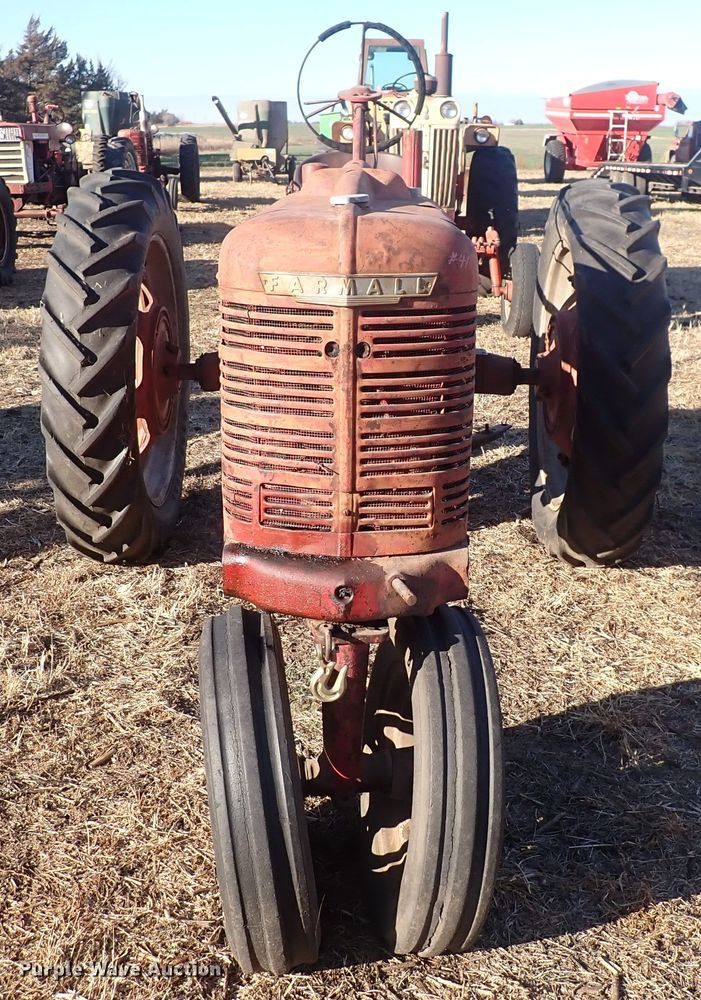 image for item DQ3877 1944 International Harvester Farmall H  tractor