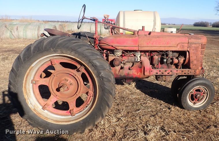 image for item DQ3877 1944 International Harvester Farmall H  tractor