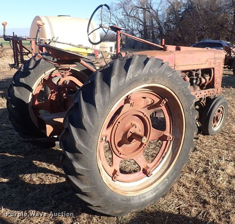 image for item DQ3877 1944 International Harvester Farmall H  tractor