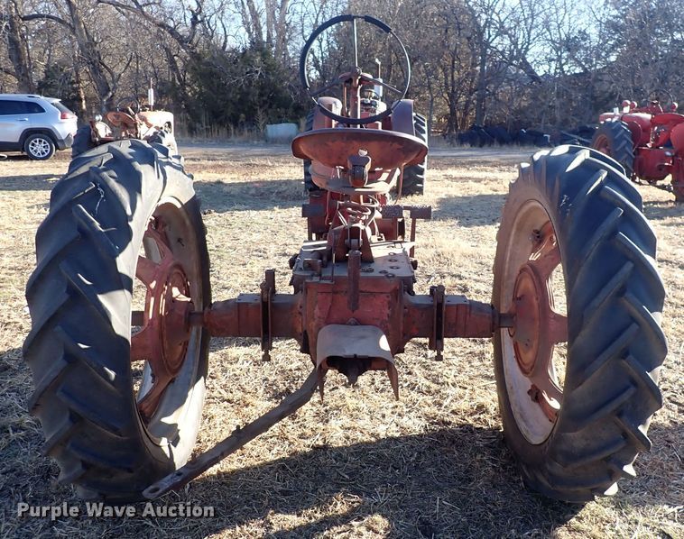 image for item DQ3877 1944 International Harvester Farmall H  tractor