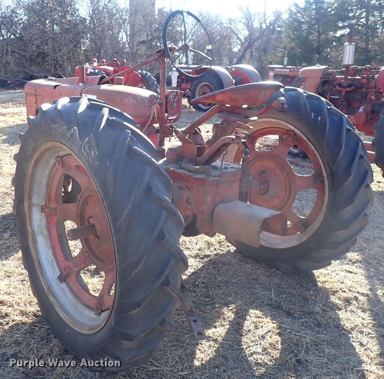 image for item DQ3877 1944 International Harvester Farmall H  tractor
