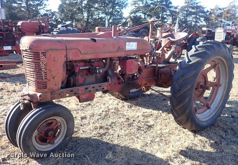 image for item DQ3877 1944 International Harvester Farmall H  tractor