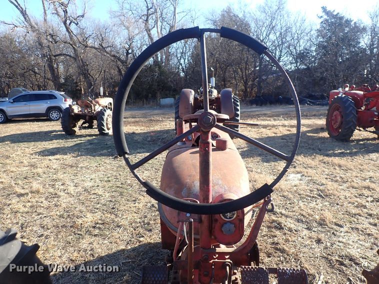 image for item DQ3877 1944 International Harvester Farmall H  tractor