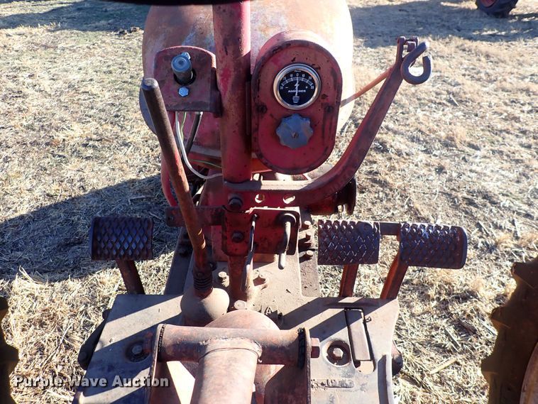 image for item DQ3877 1944 International Harvester Farmall H  tractor