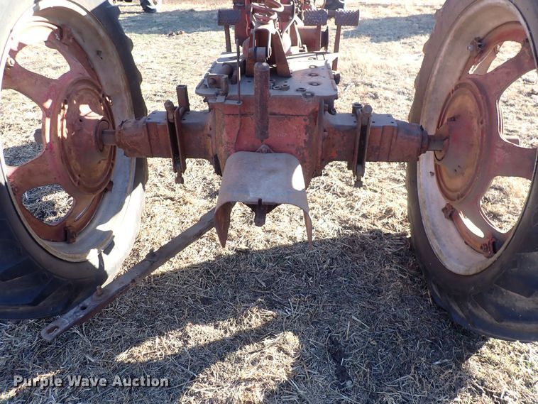 image for item DQ3877 1944 International Harvester Farmall H  tractor