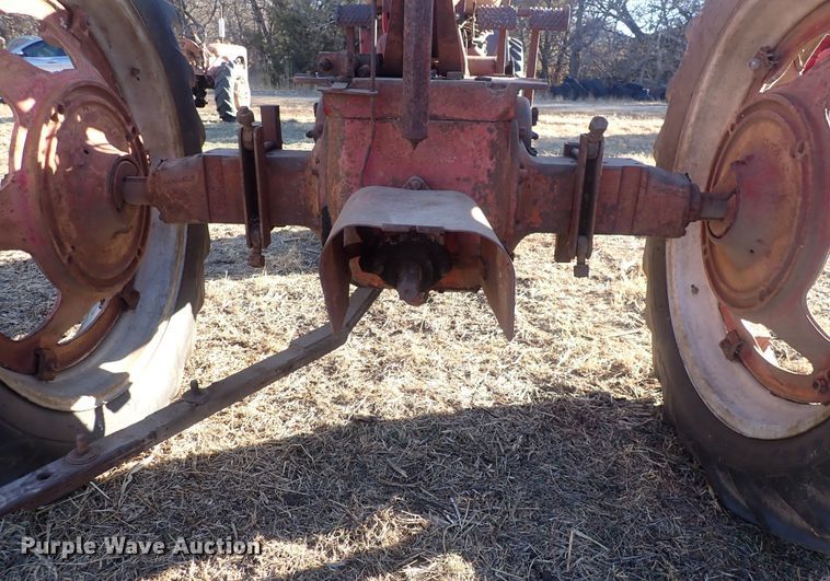 image for item DQ3877 1944 International Harvester Farmall H  tractor