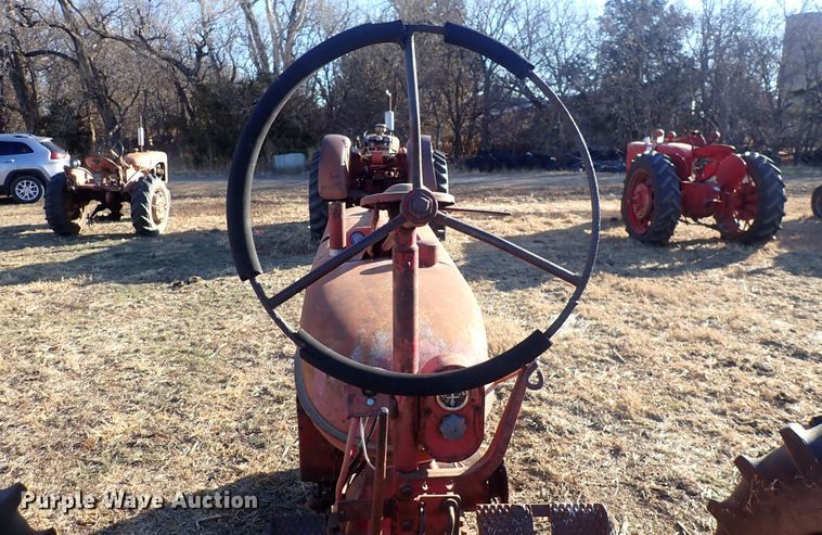 image for item DQ3877 1944 International Harvester Farmall H  tractor