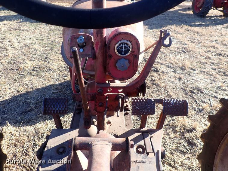 image for item DQ3877 1944 International Harvester Farmall H  tractor