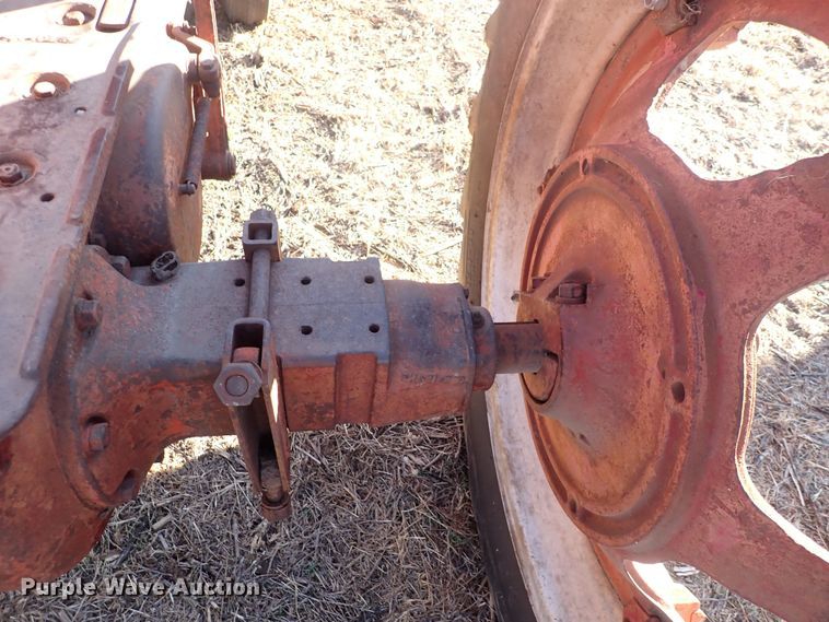 image for item DQ3877 1944 International Harvester Farmall H  tractor