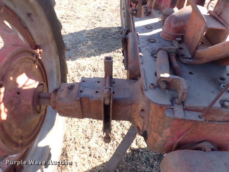 image for item DQ3877 1944 International Harvester Farmall H  tractor