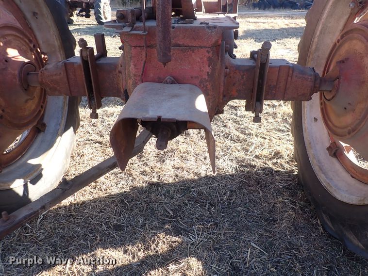 image for item DQ3877 1944 International Harvester Farmall H  tractor