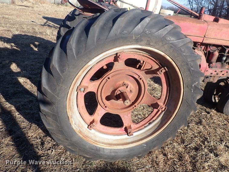 image for item DQ3877 1944 International Harvester Farmall H  tractor