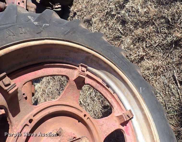 image for item DQ3877 1944 International Harvester Farmall H  tractor