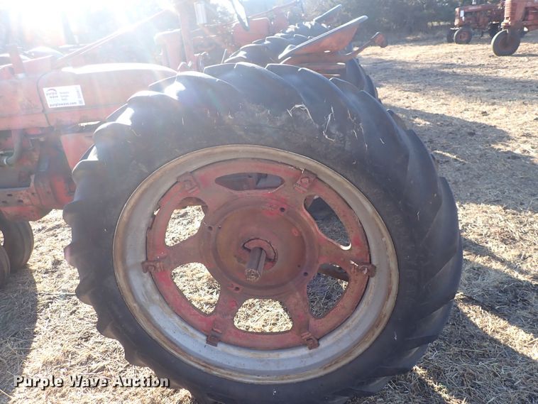 image for item DQ3877 1944 International Harvester Farmall H  tractor