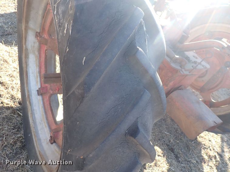 image for item DQ3877 1944 International Harvester Farmall H  tractor