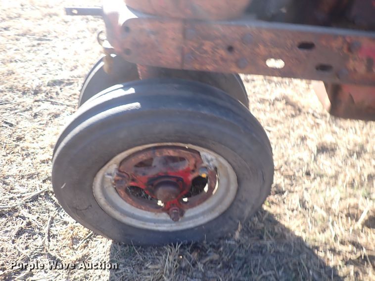 image for item DQ3877 1944 International Harvester Farmall H  tractor