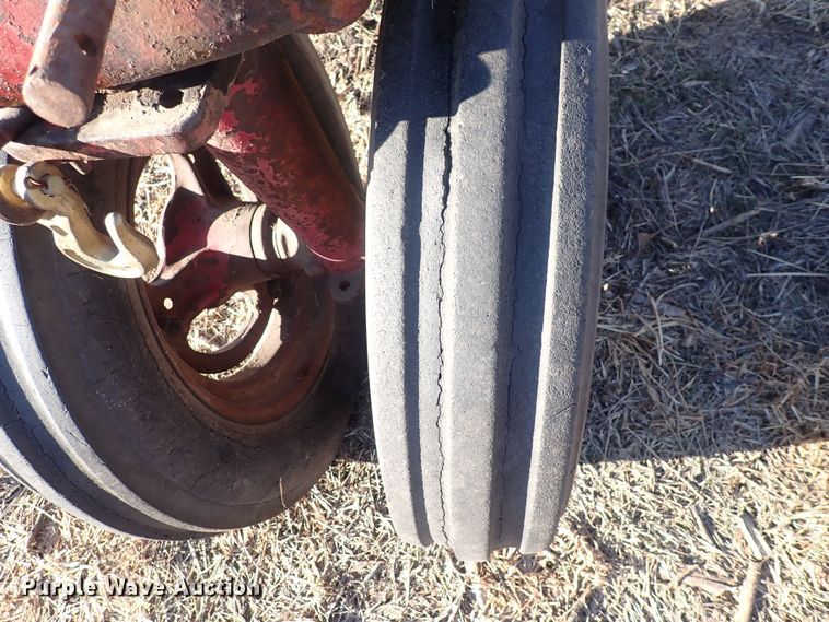 image for item DQ3877 1944 International Harvester Farmall H  tractor