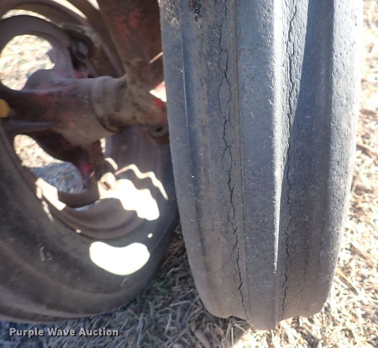 image for item DQ3877 1944 International Harvester Farmall H  tractor