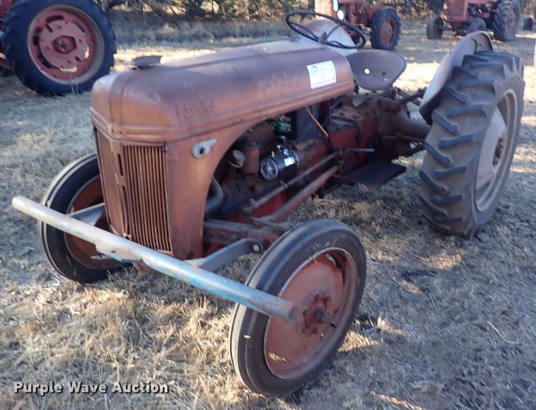 image for item DQ3879 Ford  tractor