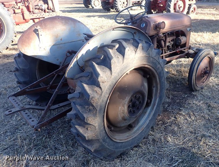 image for item DQ3879 Ford  tractor