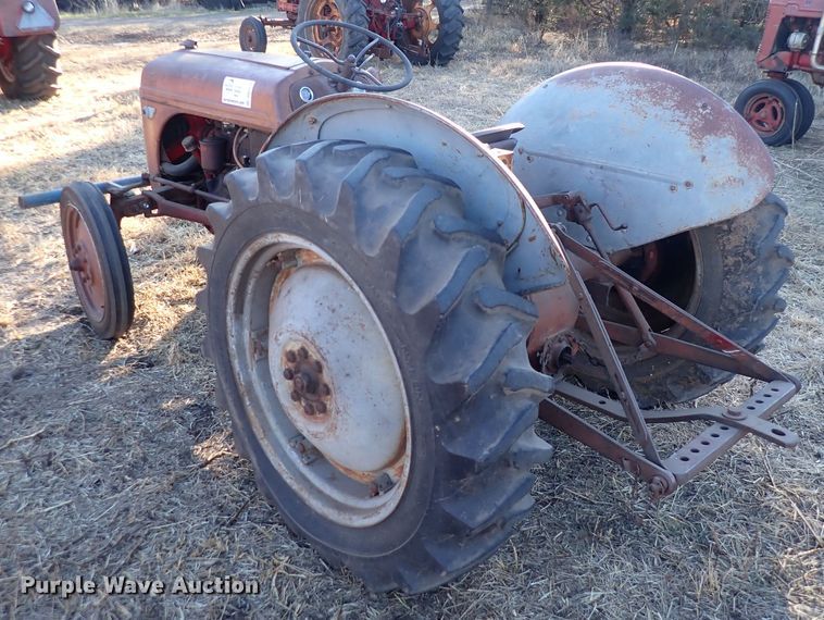 image for item DQ3879 Ford  tractor