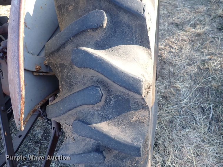 image for item DQ3879 Ford  tractor