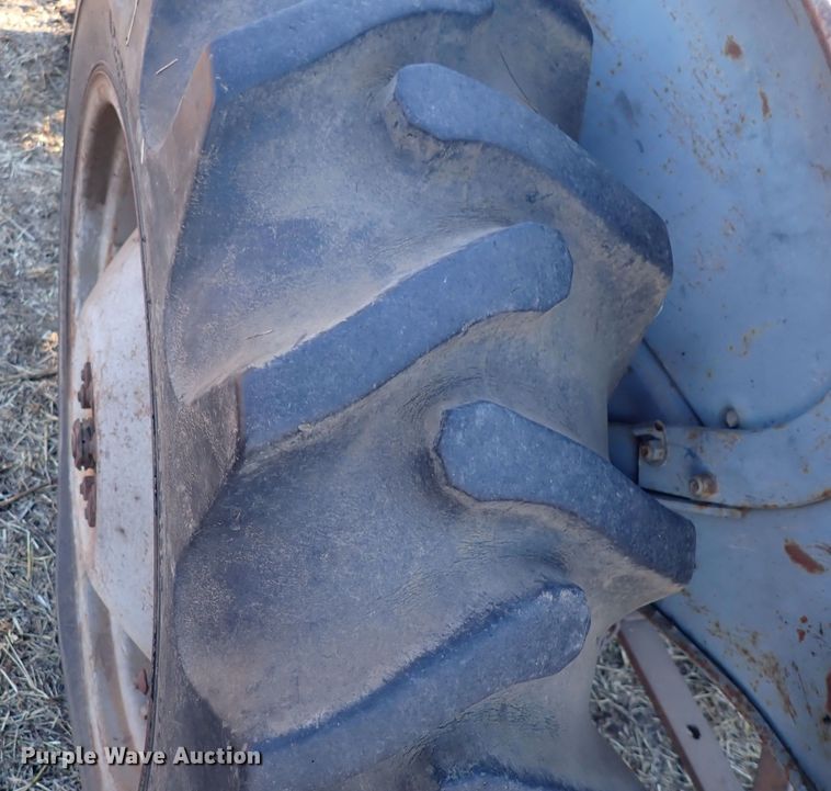 image for item DQ3879 Ford  tractor