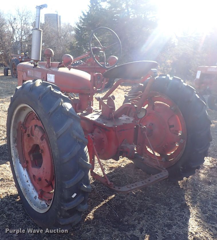 image for item DQ3882 1941 International Harvester Farmall H  tractor