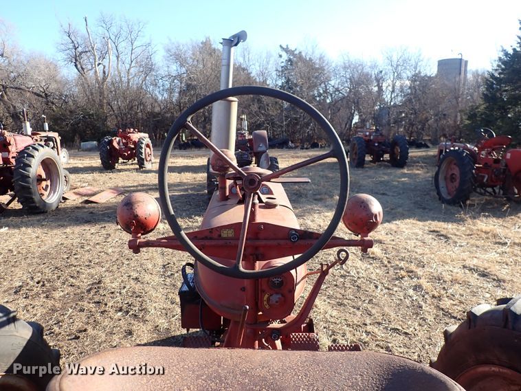 image for item DQ3882 1941 International Harvester Farmall H  tractor