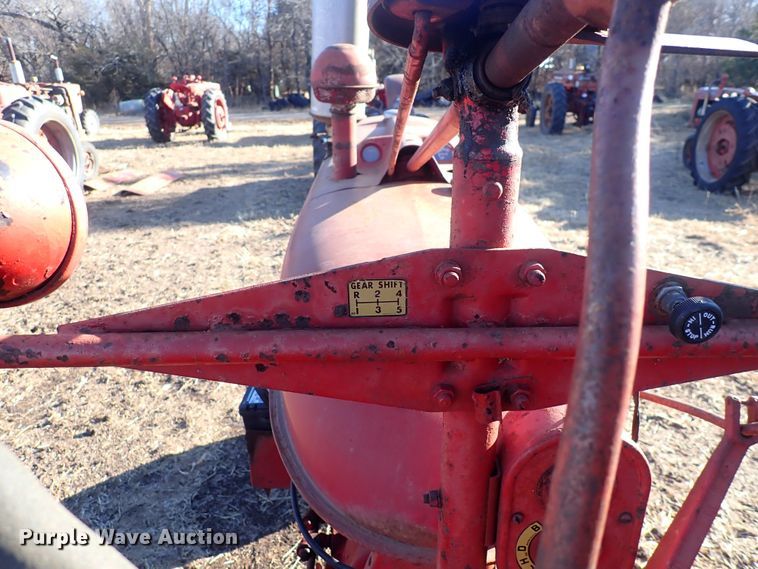 image for item DQ3882 1941 International Harvester Farmall H  tractor