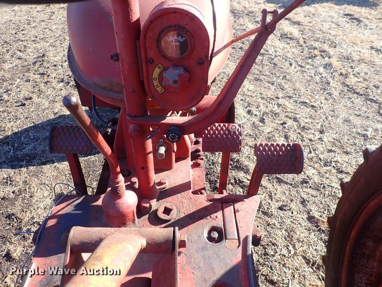 image for item DQ3882 1941 International Harvester Farmall H  tractor