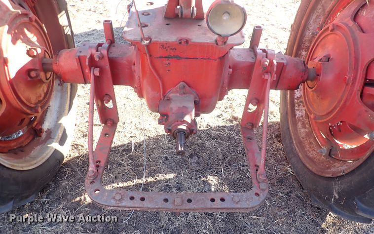 image for item DQ3882 1941 International Harvester Farmall H  tractor