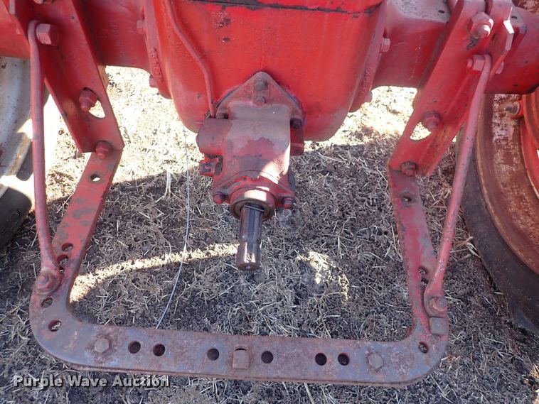 image for item DQ3882 1941 International Harvester Farmall H  tractor