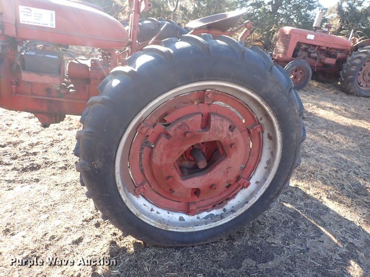 image for item DQ3882 1941 International Harvester Farmall H  tractor