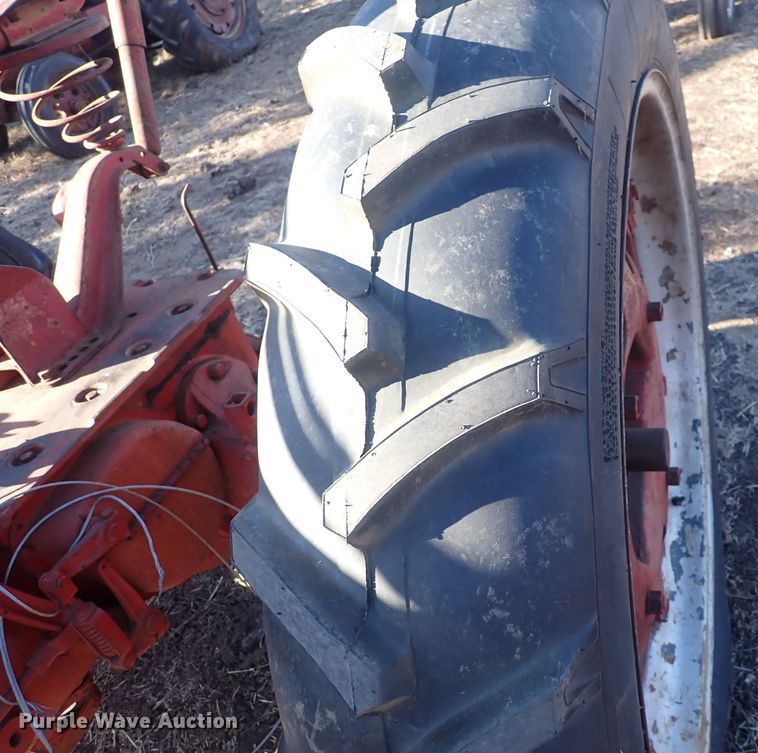 image for item DQ3882 1941 International Harvester Farmall H  tractor