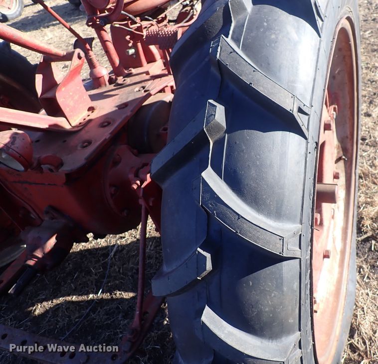 image for item DQ3882 1941 International Harvester Farmall H  tractor