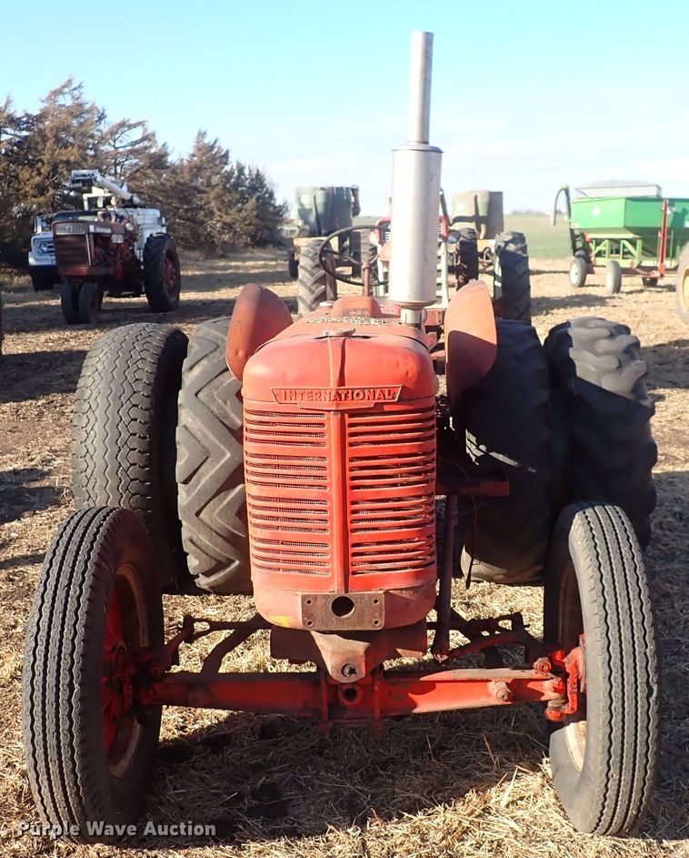 image for item DQ3883 International I4  tractor